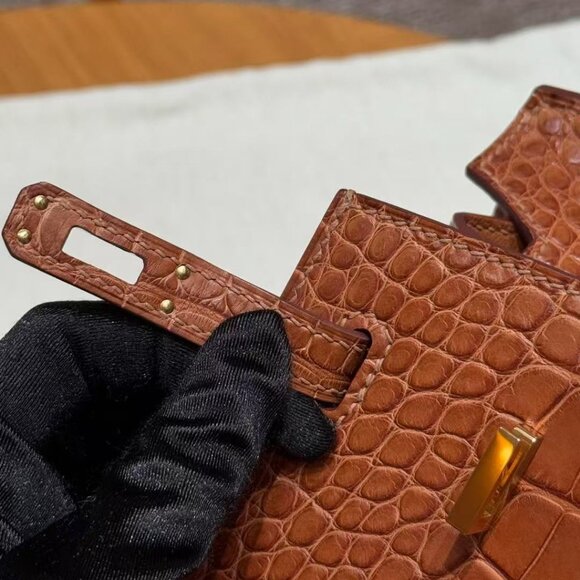 Classic Hermes Bag: A Stylish and Versatile Choice for Elegance - Picture 4 of 6